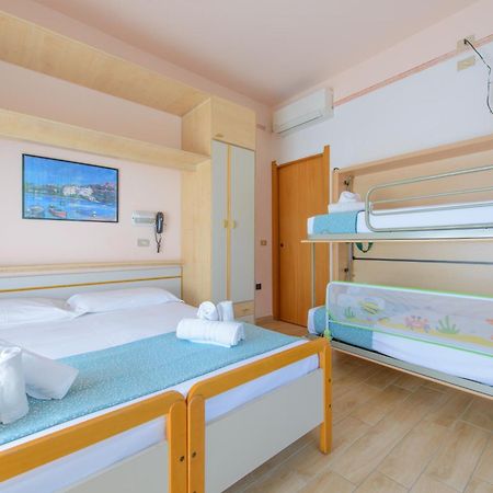 Hotel Colorado Ріміні Екстер'єр фото