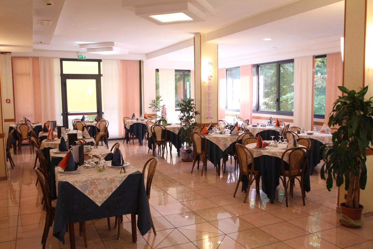 Hotel Colorado Ріміні Екстер'єр фото