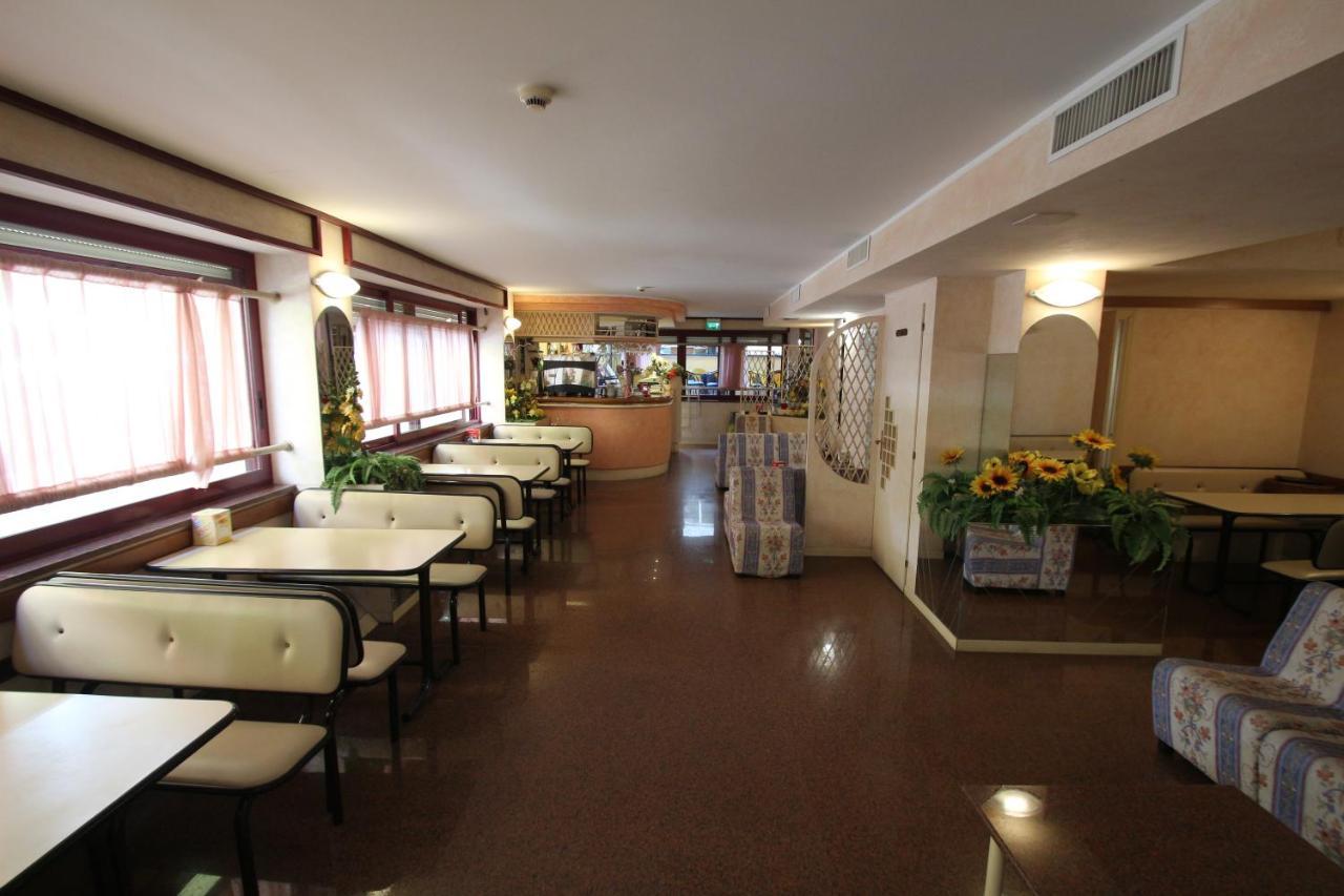 Hotel Colorado Ріміні Екстер'єр фото