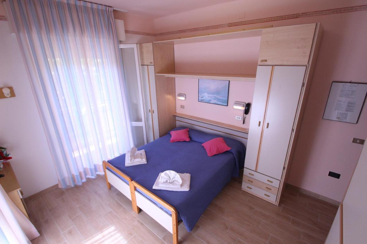 Hotel Colorado Ріміні Екстер'єр фото