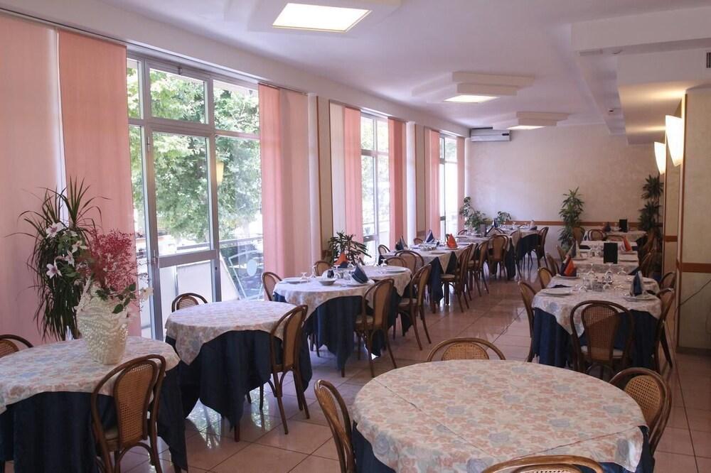 Hotel Colorado Ріміні Екстер'єр фото