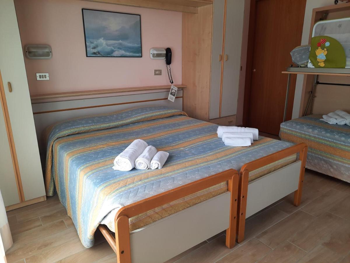 Hotel Colorado Ріміні Екстер'єр фото