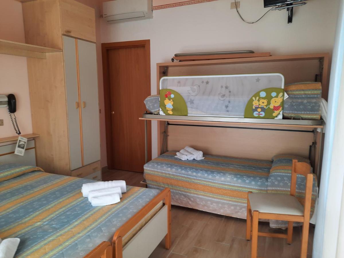 Hotel Colorado Ріміні Екстер'єр фото