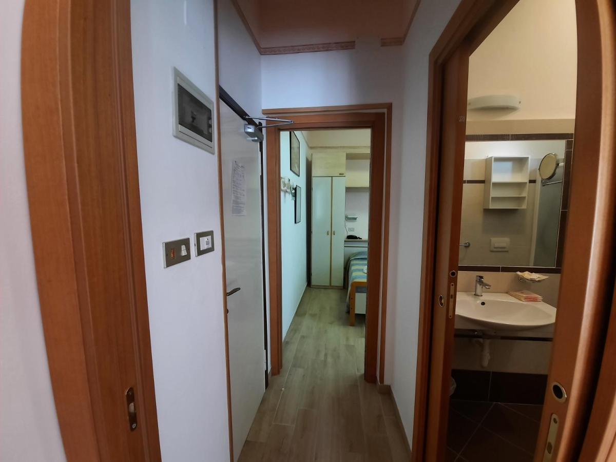 Hotel Colorado Ріміні Екстер'єр фото
