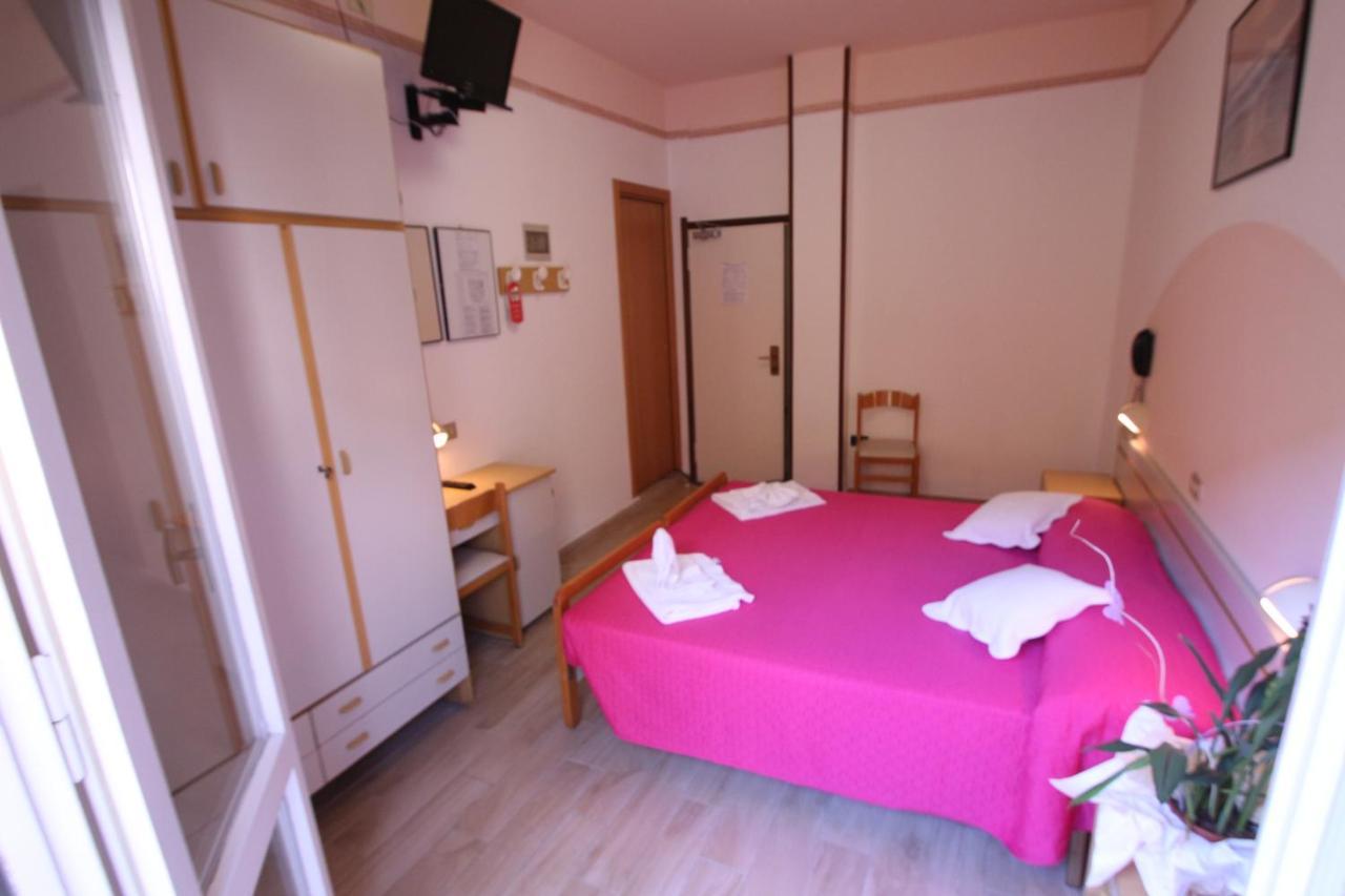 Hotel Colorado Ріміні Екстер'єр фото