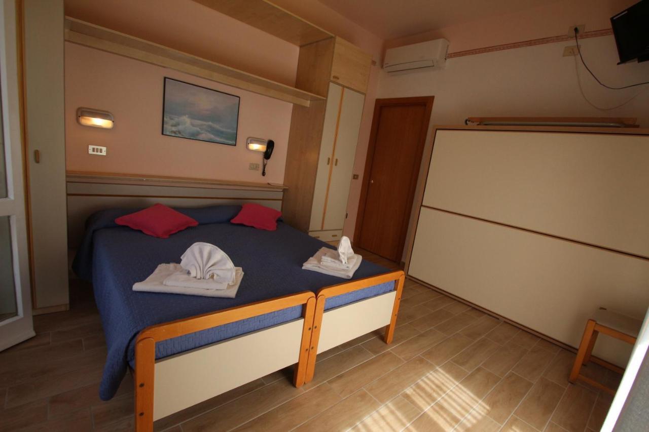Hotel Colorado Ріміні Екстер'єр фото