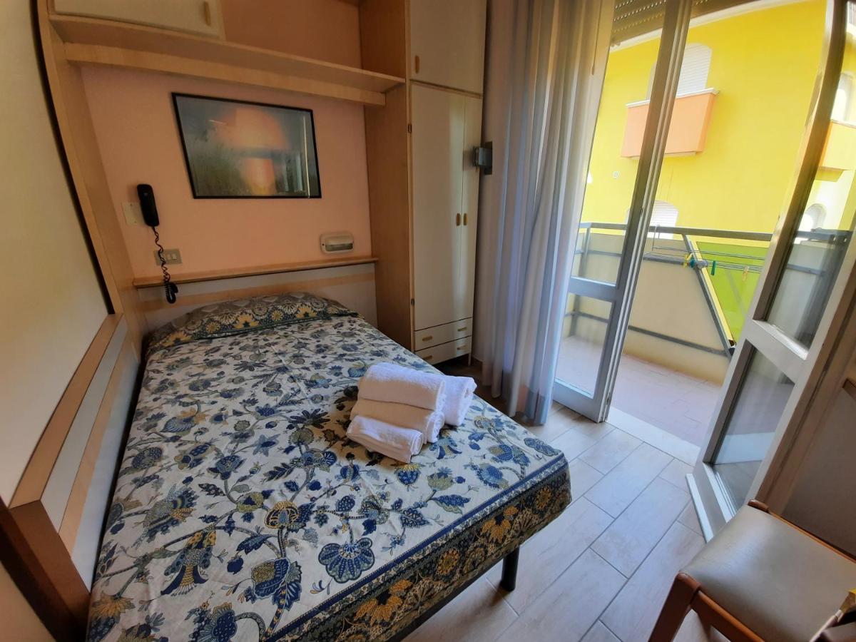 Hotel Colorado Ріміні Екстер'єр фото