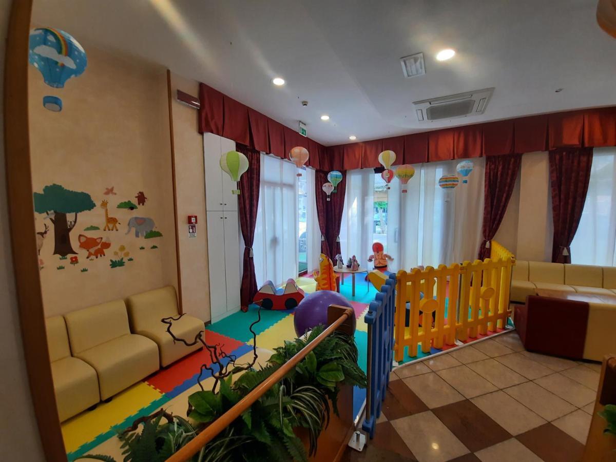 Hotel Colorado Ріміні Екстер'єр фото