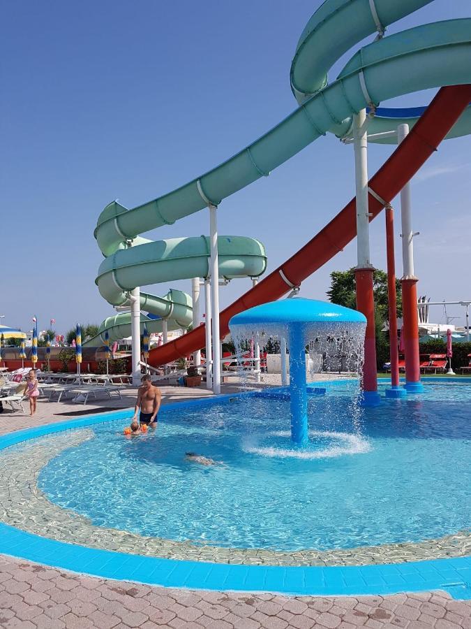 Hotel Colorado Ріміні Екстер'єр фото