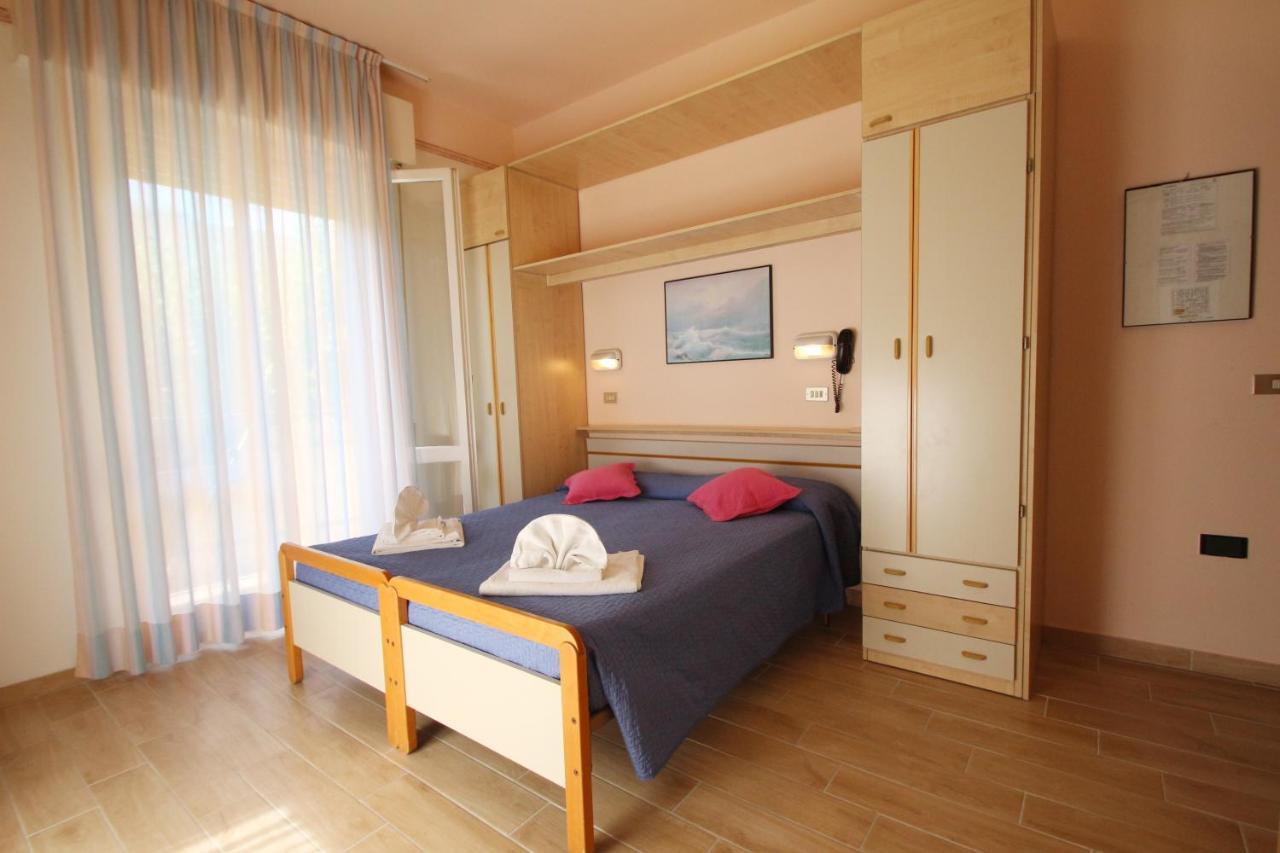 Hotel Colorado Ріміні Екстер'єр фото