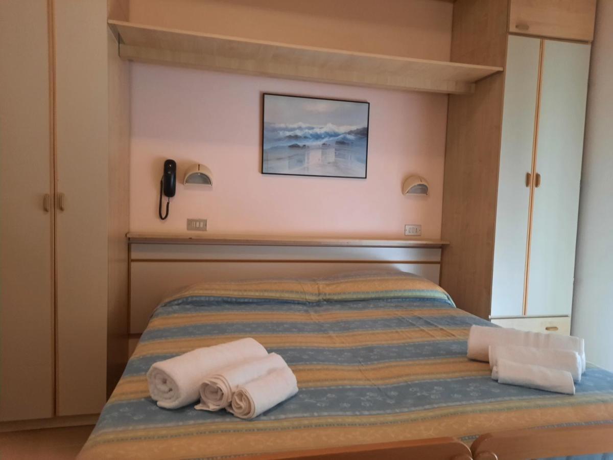 Hotel Colorado Ріміні Екстер'єр фото