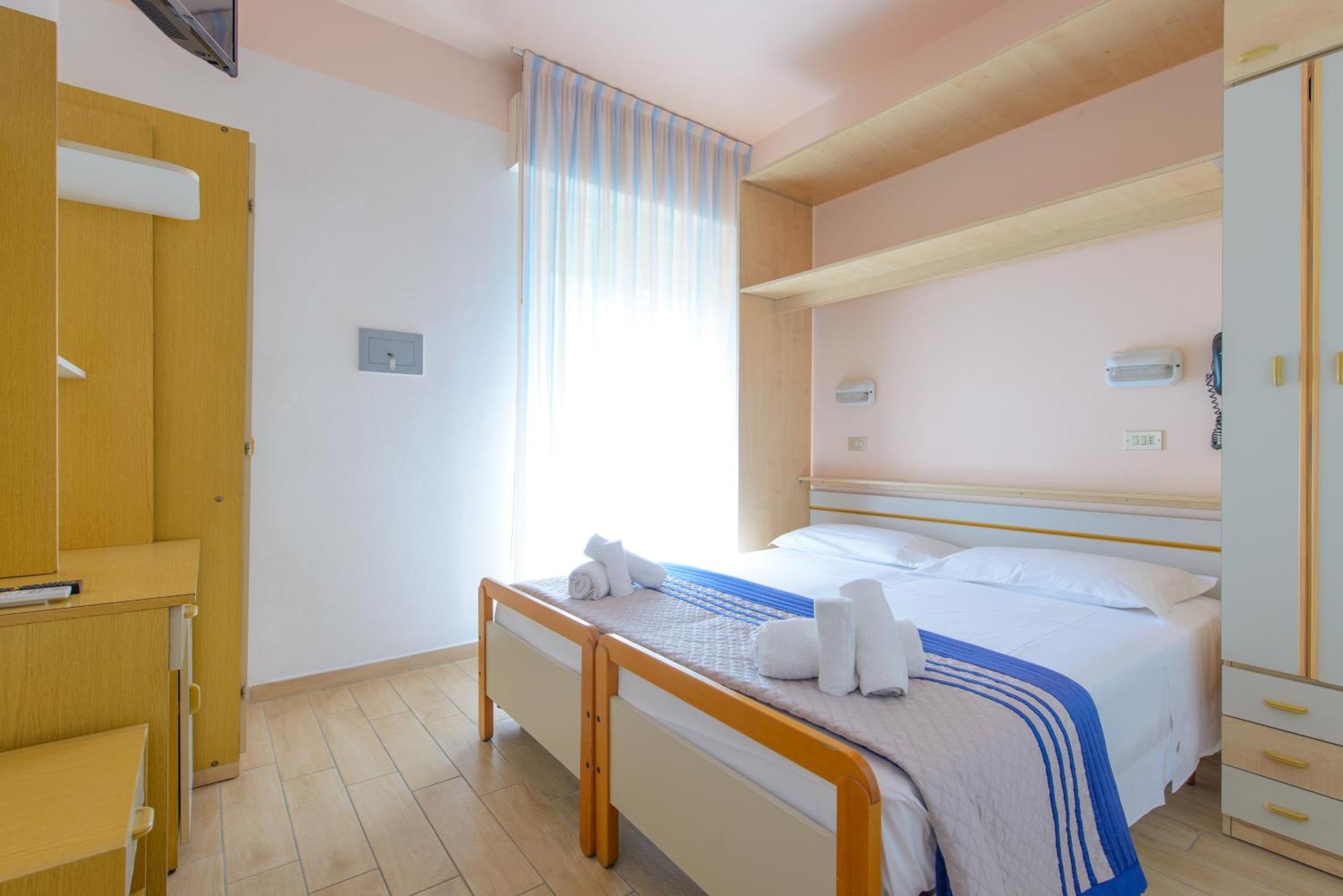 Hotel Colorado Ріміні Екстер'єр фото