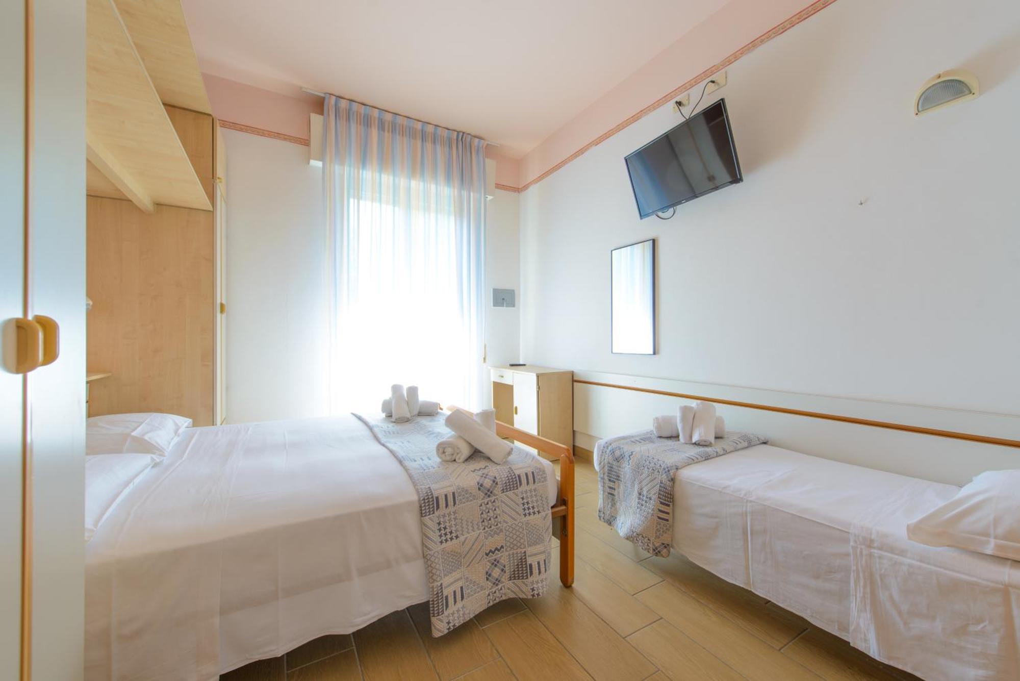 Hotel Colorado Ріміні Екстер'єр фото